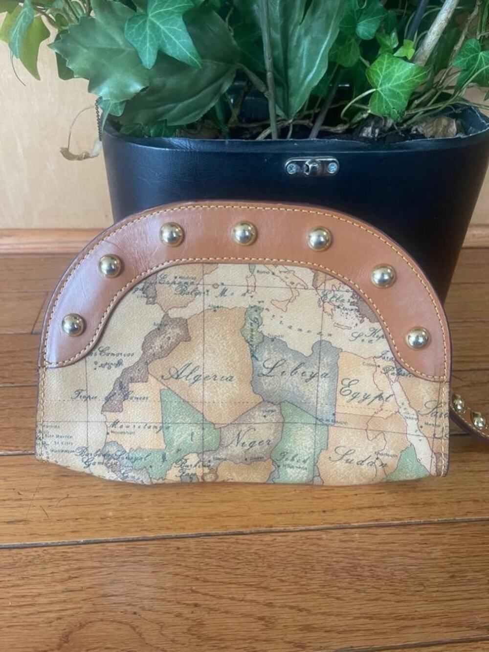 ALVIERiO MARTINI STUDDED MAP WRISTLET(400